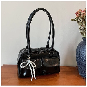 Sac Boston noir brillant avec poches et charm élégant en forme de nœud perlé