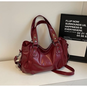 Vue détaillée du sac cabas bordeaux en cuir PU avec clous argentés et bandoulière réglable