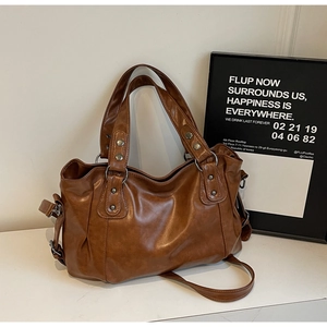 Détails du sac fourre-tout vintage en cuir PU marron avec des rivets métalliques argentés