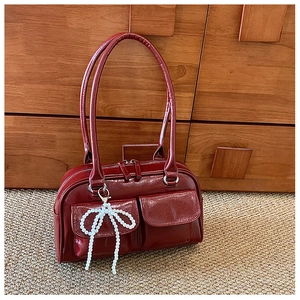 Sac Boston classique rouge foncé avec nœud en perles et poches frontales doubles