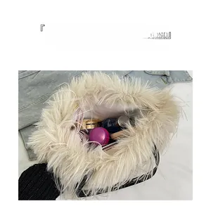 Détail du grand sac cabas beige en peluche montrant le rangement des cosmétiques