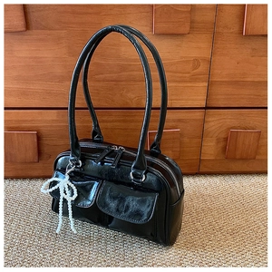 Sac à épaule chic en simili cuir noir brillant avec pendentif perle et deux poches sur le devant