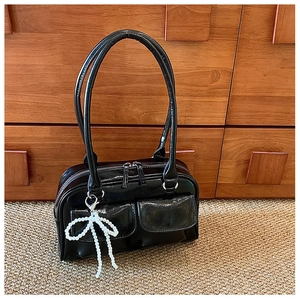 Sac Boston chic en cuir verni noir avec doubles poches et breloque noeud en perles