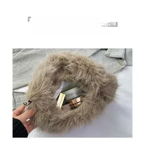 Dettaglio interno della borsa in peluche kaki con spazio per cosmetici e trucchi