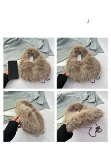 Dettagli della piccola borsa a mano in peluche marrone con catena e uno smartphone
