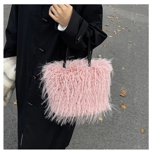Détail du sac cabas en fausse fourrure rose avec fibres douces et poignée noire