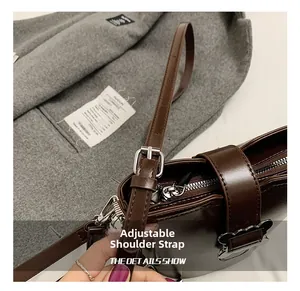 Détail de la boucle de bandoulière réglable sur le sac seau vintage chocolat