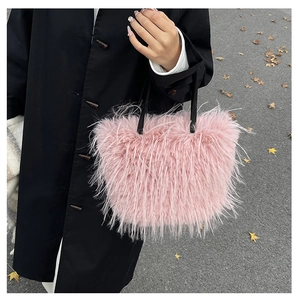 Vue détaillée du sac à main en fausse fourrure rose avec de fines lanières noires