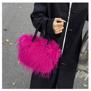 Détail de la texture en fausse fourrure rose vif sur un sac à main tendance