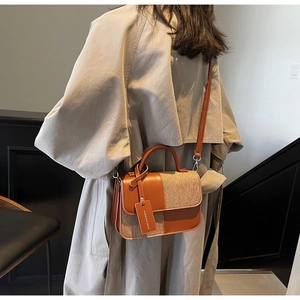 Détail d'un sac à bandoulière vintage patchwork avec textures en cuir et tweed mélangées