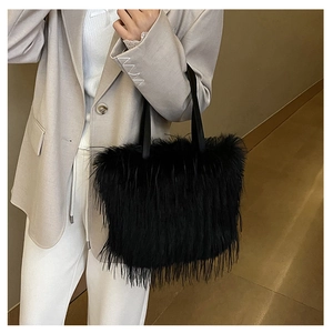 Vue détaillée d'un sac cabas en peluche noire associé à un costume beige et pantalon blanc