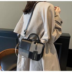 Détail du patchwork en tweed gris et cuir noir sur un sac à bandoulière élégant