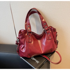 Détail du sac cabas en cuir PU bordeaux avec rivets argentés et bandoulière réglable