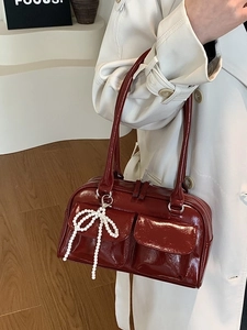 Sac Boston rétro en cuir verni bordeaux avec poches et breloque perle nœud