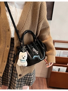 Sac Seau Foncé Vintage pour Femmes en Cuir PU Suède Sac Bandoulière Avec Charme d'Ours en Peluche Petit Sac à Épaule Mode