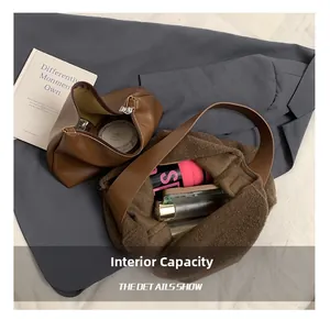 Capacidad interna del bolso tote de lana marrón con amplio espacio para el diario