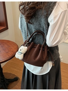 Sac seau vintage marron à cordon avec un joli charm d'ours pour un style rétro chic