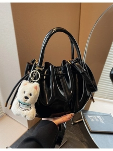 Sac seau en cuir verni noir avec cordon de serrage et charmant pendentif ours blanc