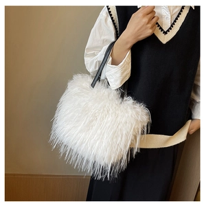 Gros plan sur la texture douce en fausse fourrure blanche et la bandoulière en cuir noir