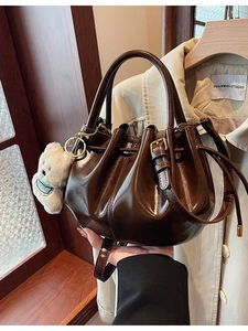 Sac seau plissé marron foncé rétro avec charme d'ours en peluche et bandoulière