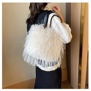 Détail de la texture en fausse fourrure blanche et de la bandoulière en cuir noir