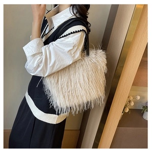 Détail de la texture en fausse fourrure pelucheuse et de la bandoulière en cuir noir du sac
