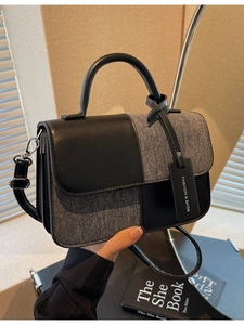 Sac à main carré bicolore noir et gris avec bandoulière et étiquette tendance