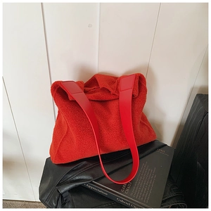Primer plano del bolso tote de lana roja afelpada con correa de hombro lisa