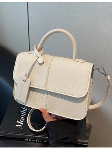 Sac bandoulière beige chic avec patchwork géométrique et détails tissés fins
