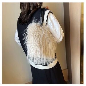 Détail du grand sac à bandoulière en peluche beige en fausse fourrure pour femme