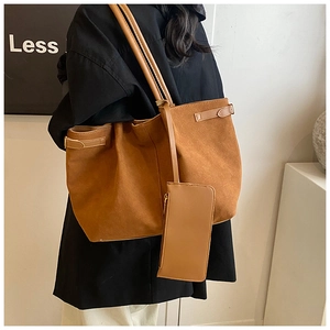 Detail van de karamelkleurige suède shopper met bijpassende hangende pouch en textuur
