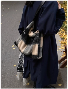 Vista de calle de un bolso tote de lana a cuadros con detalles de pequeños lazos blancos