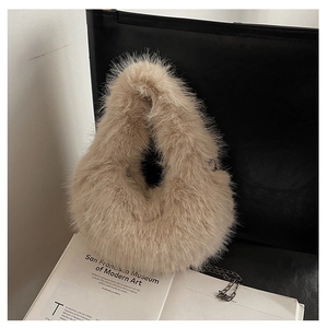 Dettaglio della texture di una borsa hobo in ecopelliccia con catena in metallo