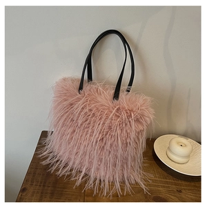 Gros plan détaillé d'un sac cabas en peluche rose avec des anses en cuir noir