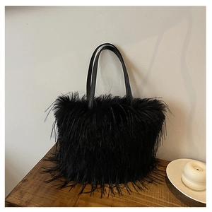 Gros plan d'un sac cabas en plumes noires avec anses en cuir mat et texture douce