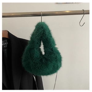 Dettaglio della borsa in ecopelliccia verde scuro con elegante catena in argento