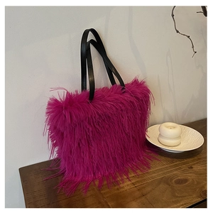 Gros plan du sac cabas en peluche fuchsia avec plumes synthétiques et anses noires