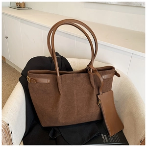 Vue détaillée du sac cabas en daim marron café avec lanières en cuir et pochette zippée