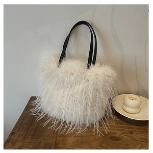 Gros plan détaillé sur la texture en peluche blanche de ce sac à bandoulière d'hiver