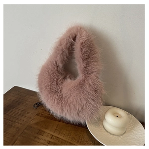 Dettaglio della borsa rosa in ecopelliccia con tracolla a catena in metallo