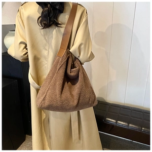 Bolso hobo de lana marrón con correa de cuero en modelo para estilo de otoño e invierno