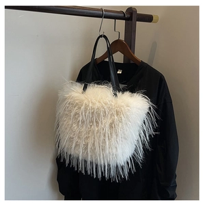 Détail du sac fourre-tout en fausse fourrure blanche avec longues anses noires