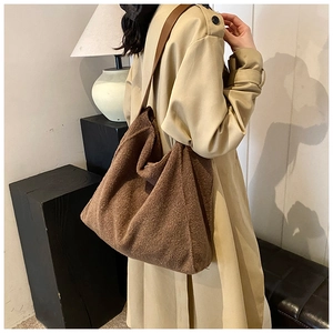 Bolso tote de lana marrón mostrado en un entorno de estilo de vida con luz cálida suave
