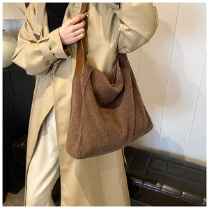 Bolso tote de lana marrón con correa de cuero combinado con una gabardina beige