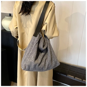 Bolso tote de fieltro gris para mujer con correa ancha de cuero negro para otoño invierno