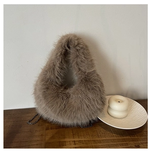 Dettaglio borsa a mano in peluche cammello con ecopelliccia soffice e catena in metallo