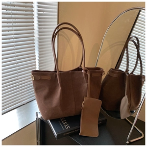 Vue détaillée du sac cabas en daim marron foncé avec boucle métallique et petite pochette