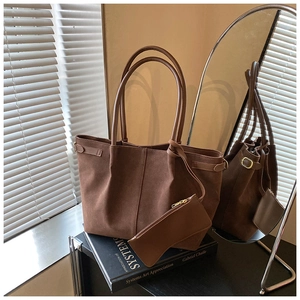 Détail du grand sac cabas en daim marron foncé avec boucles latérales et pochette