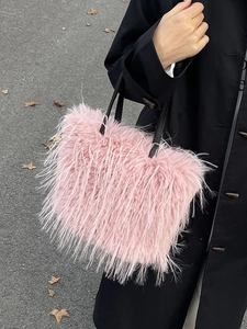 Sac fourre-tout chic en fausse fourrure rose avec anses en cuir noir pour l'hiver