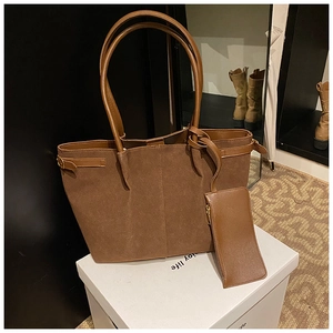 Détail du sac cabas en daim marron avec sa pochette zippée rectangulaire assortie